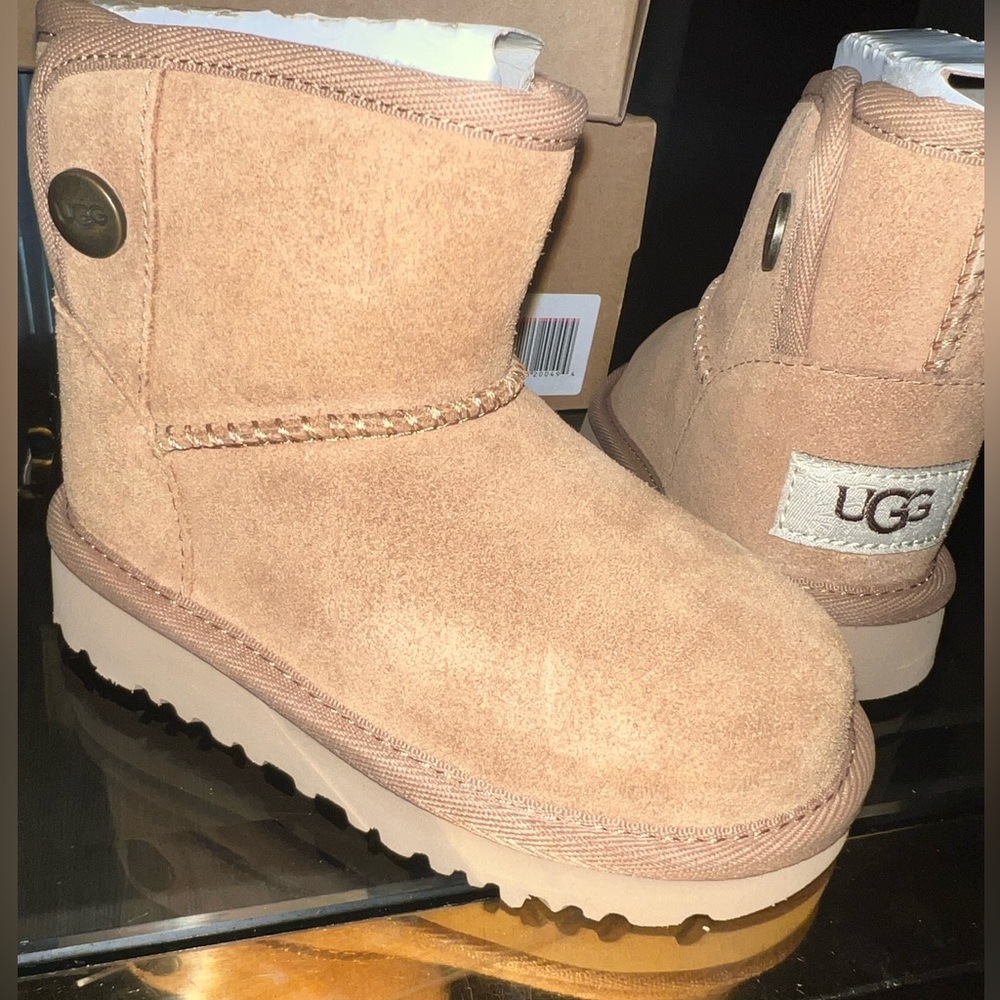 Kids UGG booth brand new in box size US7 UK6
